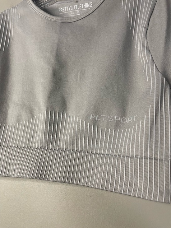 PrettyLittleThing Light Gray Cropped Sport Tee - Picture 2 of 5